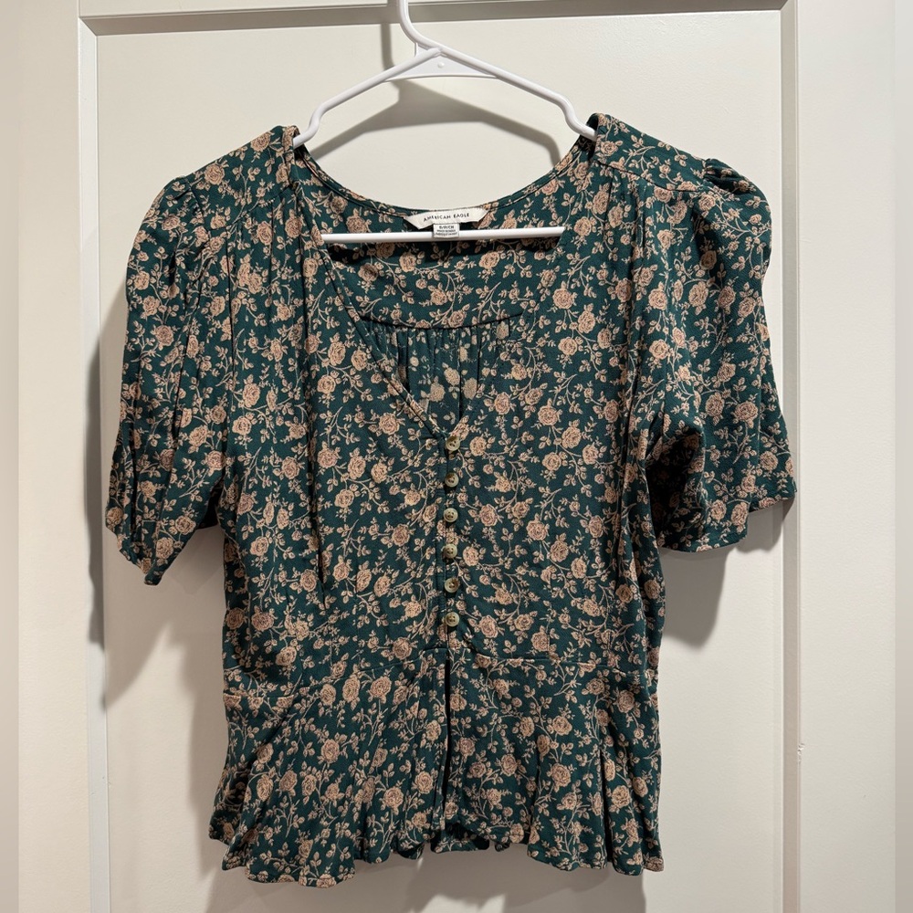 American Eagle Outfitters Dark Green Floral Blouse Size Small‎